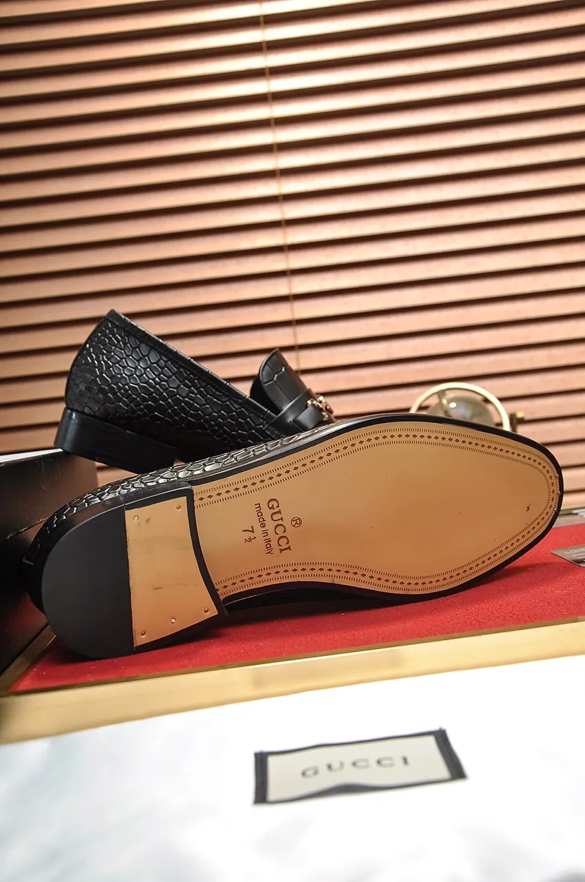 Men's shoes💰500💶Italy's top luxury men's shoe giant (GUCCI) (Gucci) (full cowhide lining) new arrival🍃Original European style🔰 Pleasant to the eye😍In order to make the shoes more durable and non-deformable🌀The production continues to follow traditional methods but there is still no lack of innovation💪Choose original sheepskin for the leather♻️ Smooth and natural And extra bright ⭐Made of imported cowhide, the first choice of rich people 38-45 (45 customized)
